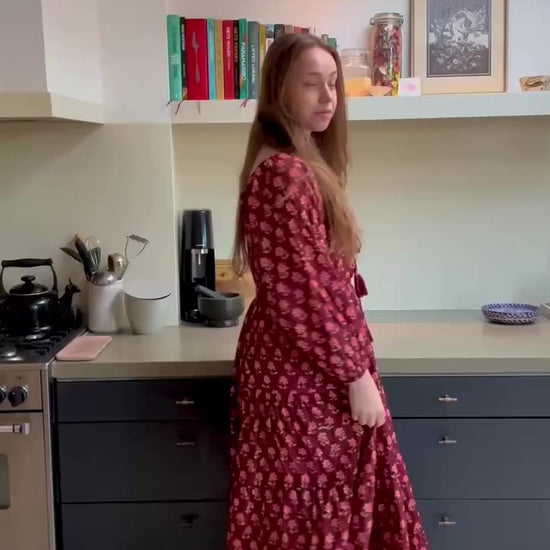 Model draagt handgemaakte blockprint jurk Dakota Canyon Rose in buitensetting — Amber Nicola