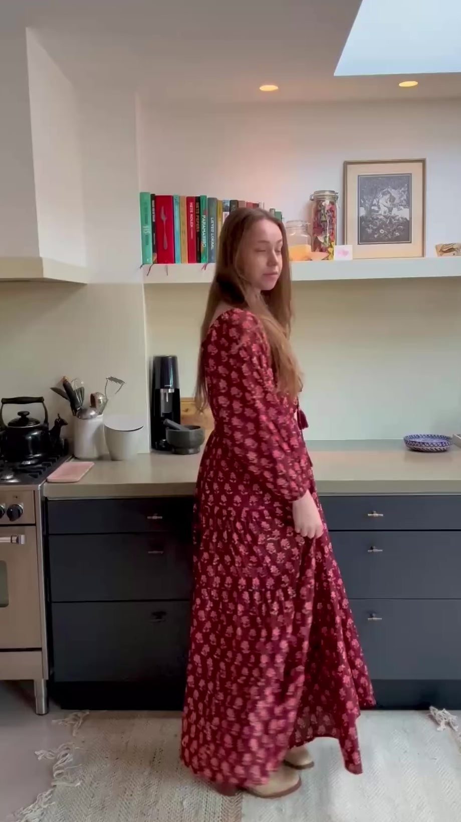 Model draagt handgemaakte blockprint jurk Dakota Canyon Rose in buitensetting — Amber Nicola