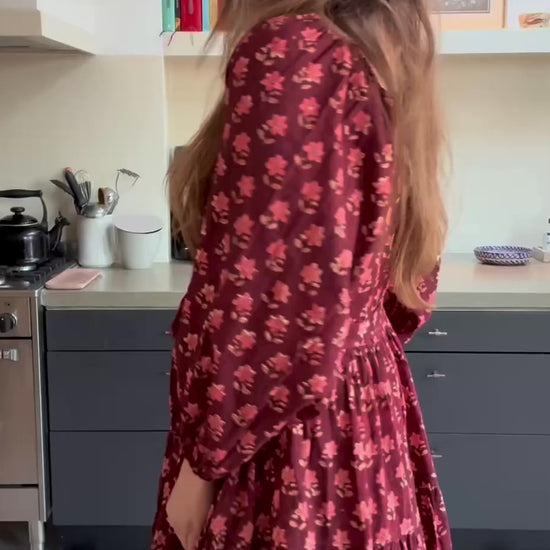 Model draagt handgemaakte blockprint jurk Dakota Canyon Rose in buitensetting — Amber Nicola