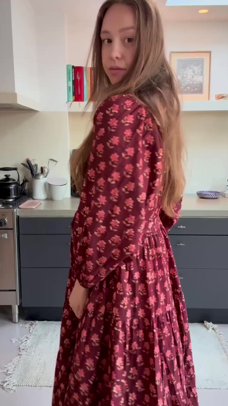 Model draagt handgemaakte blockprint jurk Dakota Canyon Rose in buitensetting — Amber Nicola